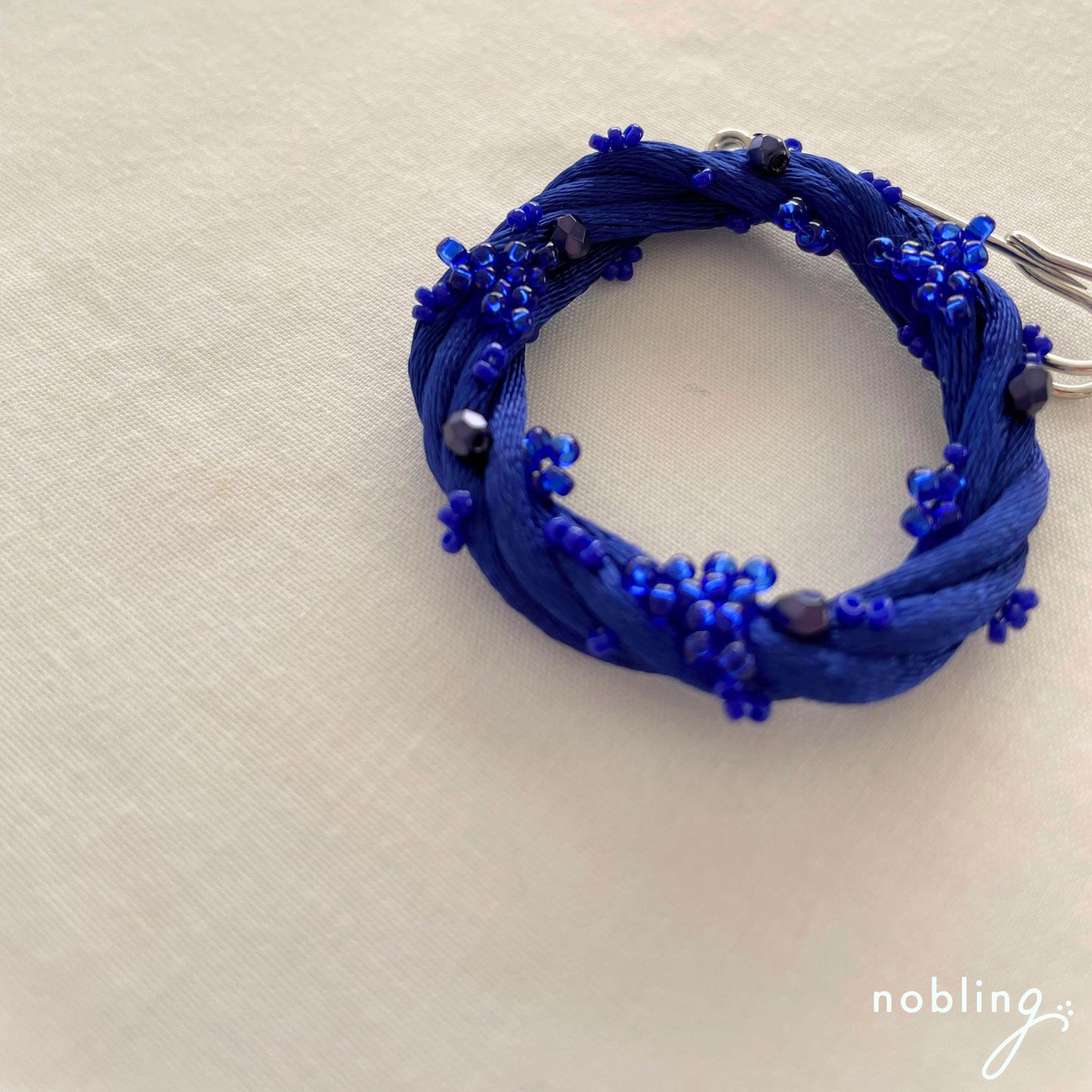 Simple wreath brooch 【Dark blue】