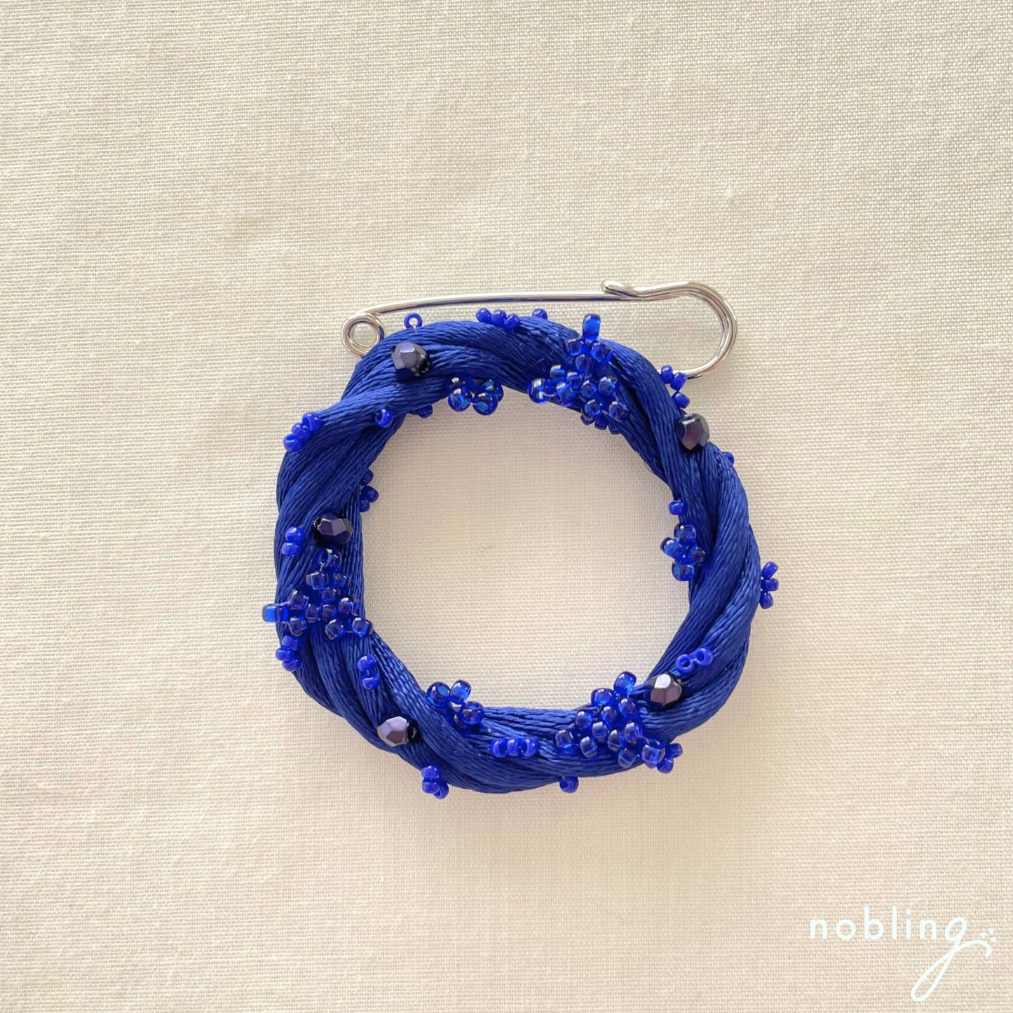 Simple wreath brooch 【Dark blue】