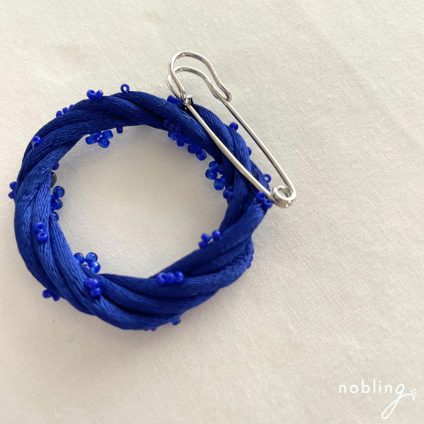 Simple wreath brooch 【Dark blue】