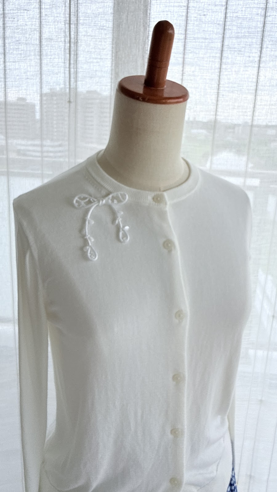 White Ribbon Brooch with Beads, Statement Bow Pin for Jacket or Dress, Handmade Japanese Jewelry 【Hishinuma White】