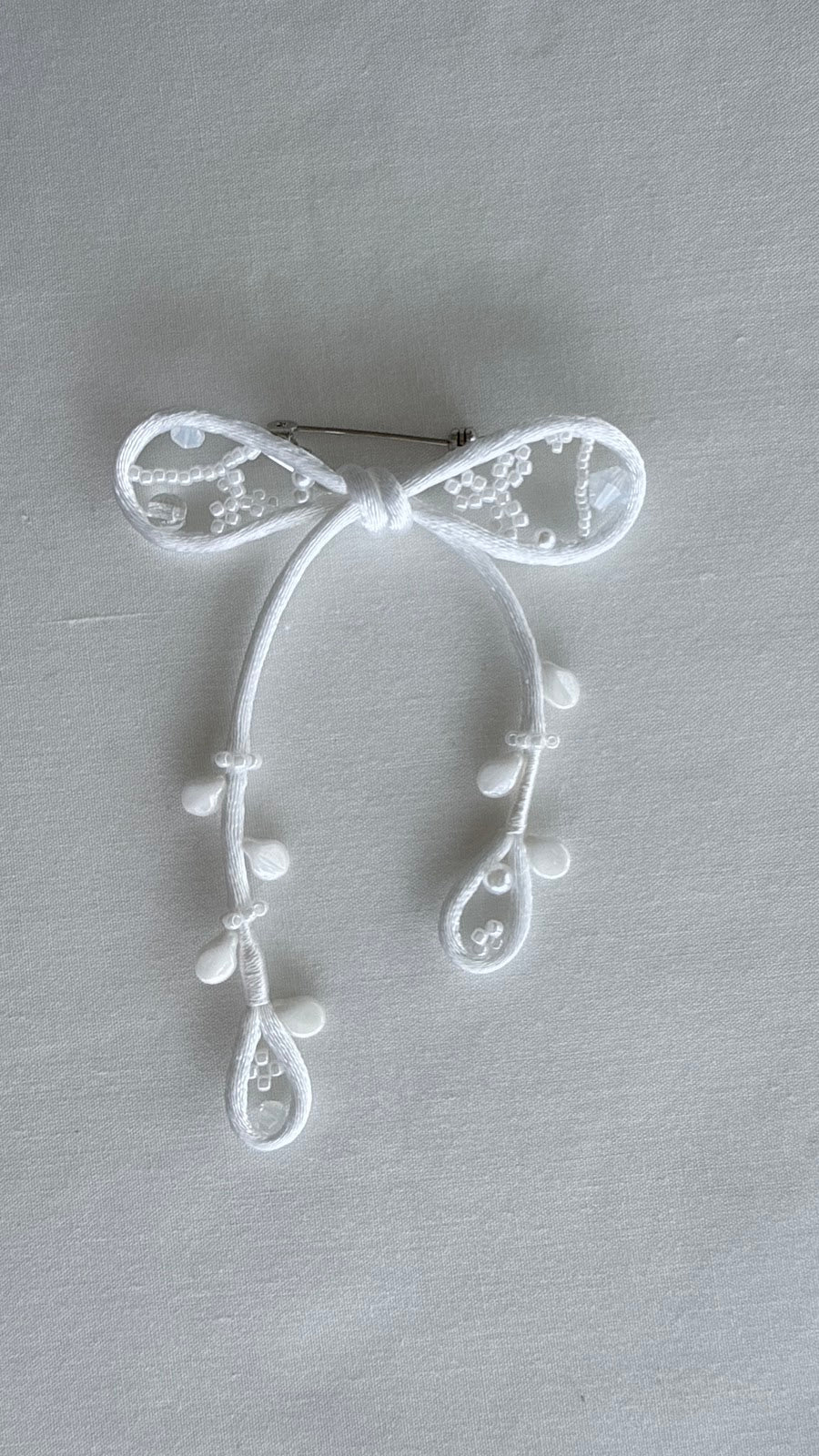 White Ribbon Brooch with Beads, Statement Bow Pin for Jacket or Dress, Handmade Japanese Jewelry 【Doi White】