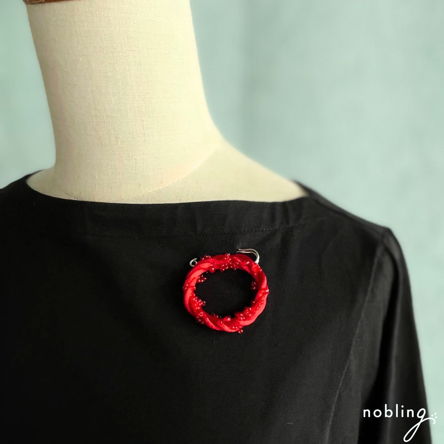 Simple wreath brooch 【Red】