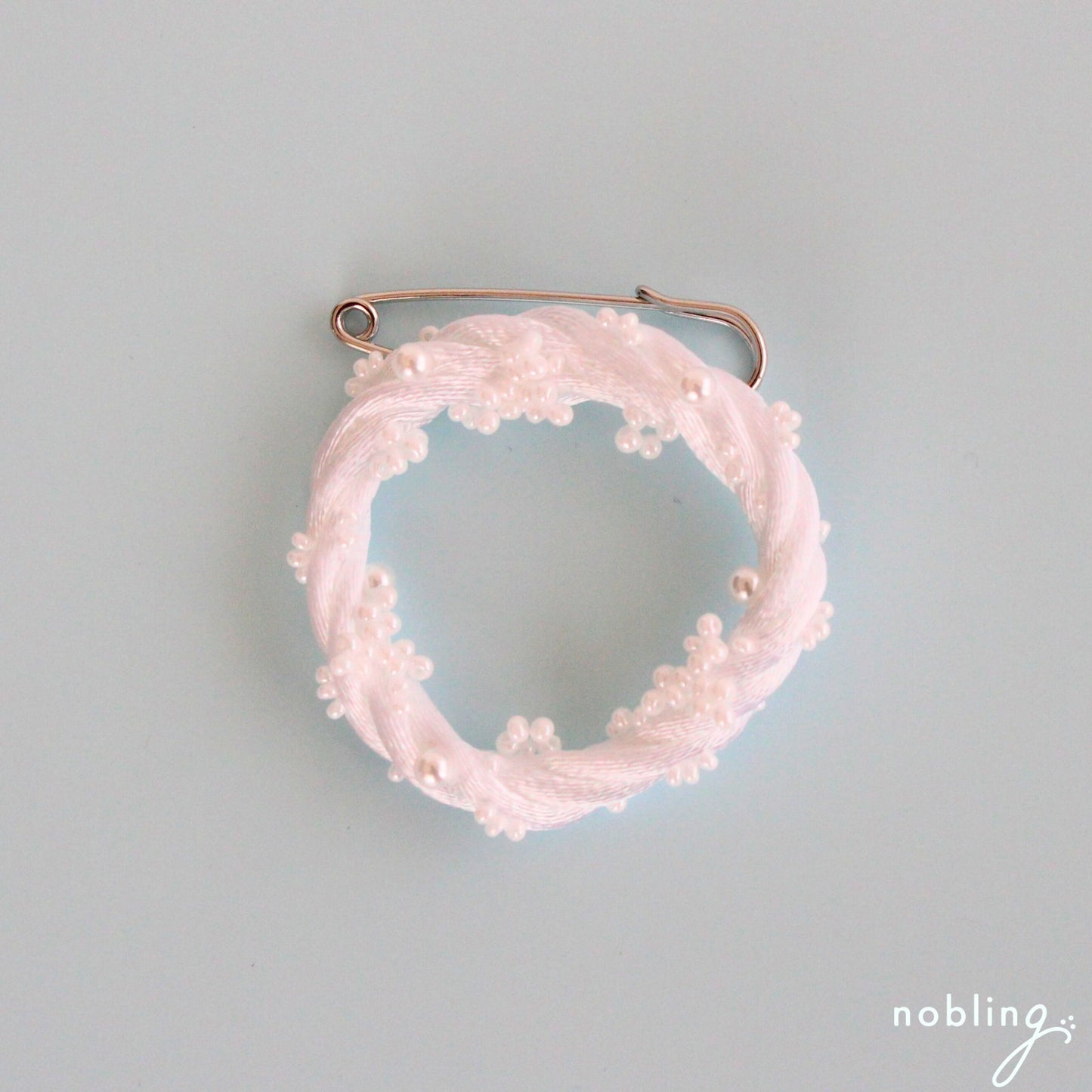 Simple wreath brooch 【Pure white】