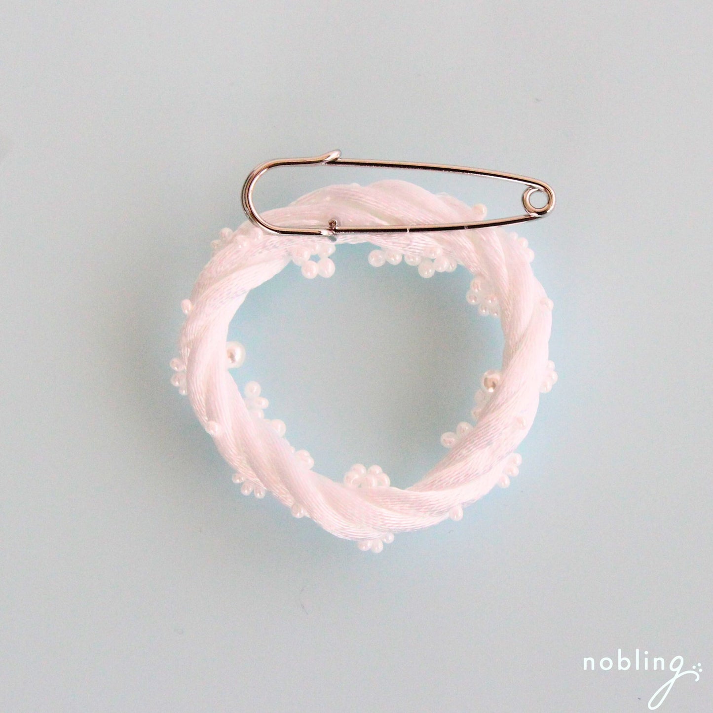 Simple wreath brooch 【Pure white】