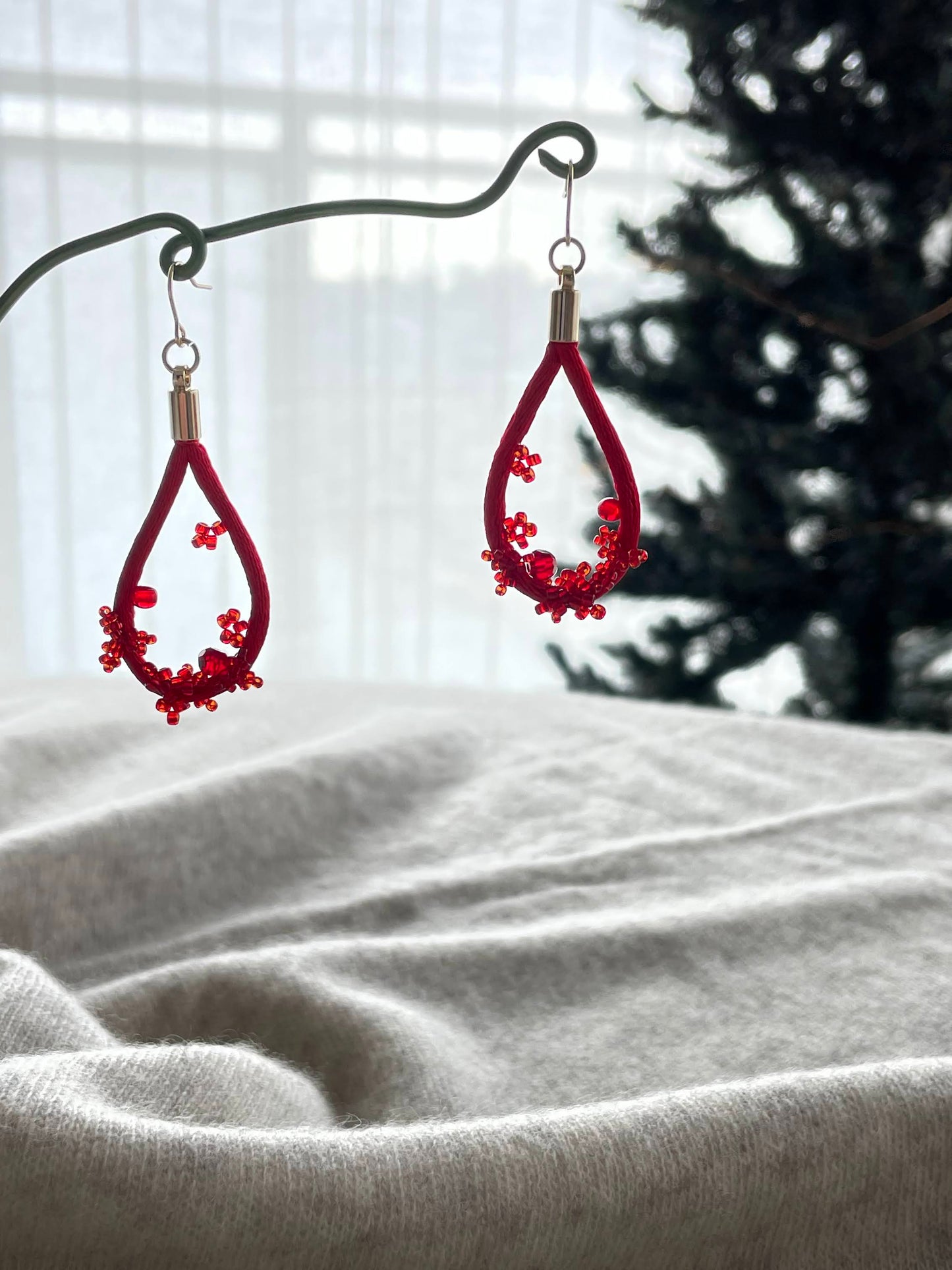 Earring in the shape of a drop【red】