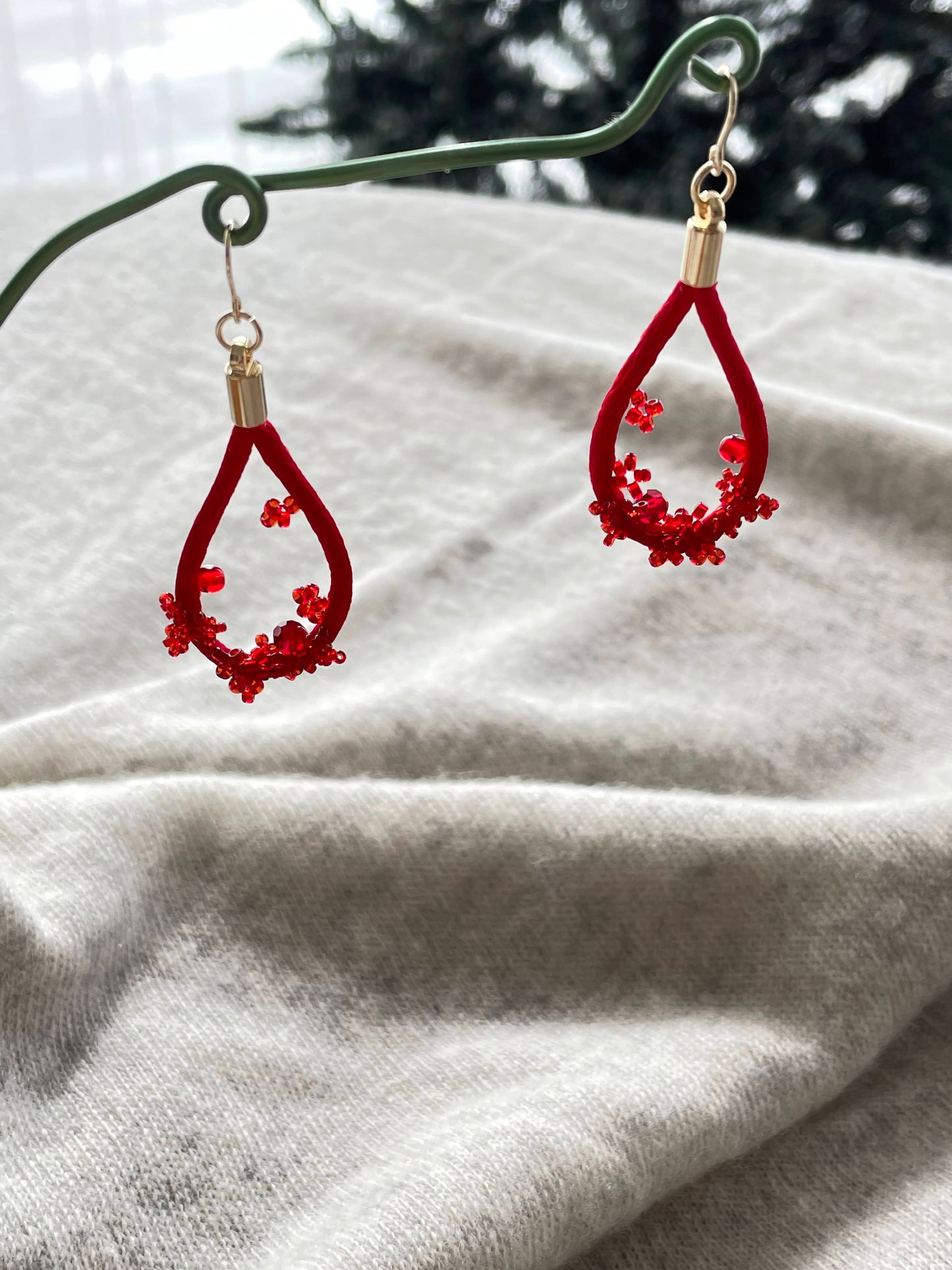 Earring in the shape of a drop【red】